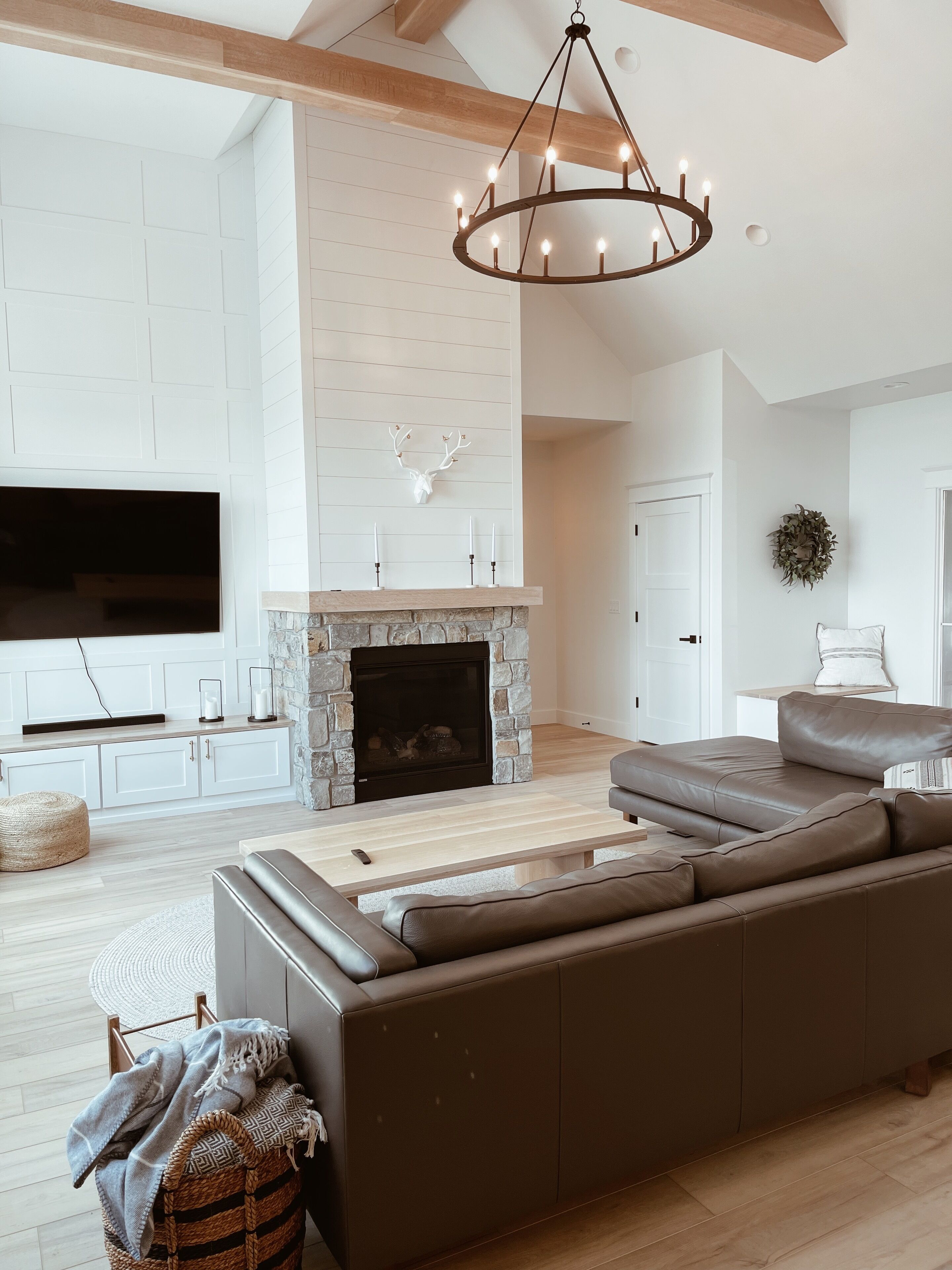 Cozy lake front home on Crystal Lake-Great for hosting!