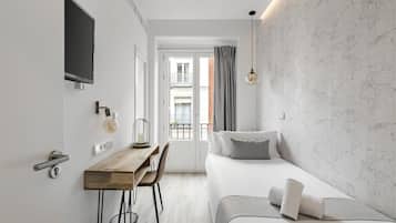 Deluxe Single Room | In-room safe, desk, bed sheets
