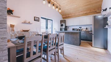 Signature-Apartment | Wohnbereich | 100-cm-Smart-TV mit Digitalempfang, Fernseher, Netflix