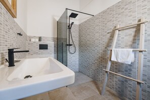 Condo com design assinado | Banheiro | Chuveiro com efeito de chuva, produtos de toalete grátis