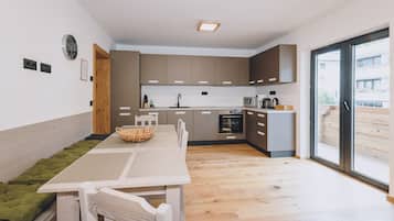 Appartamento Deluxe | Cucina privata | Frigorifero con congelatore, forno, piano cottura, lavastoviglie