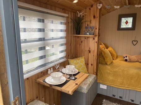 1 bedroom, WiFi. Shepherd's Hut at St Anne's - Costal Location