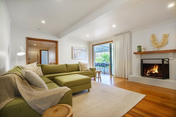 Smart TV, fireplace