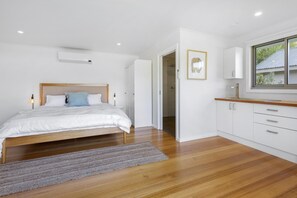 A bedroom with a wooden bed, white walls, and a window. - Salt Air Beach Retreat *1 NIGHT FREE* 280m Walk to Foreshore (Blairgowrie)