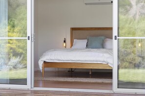 4 bedrooms, iron/ironing board, travel cot, free WiFi - Salt Air Beach Retreat - 280m Walk to Foreshore (Blairgowrie)