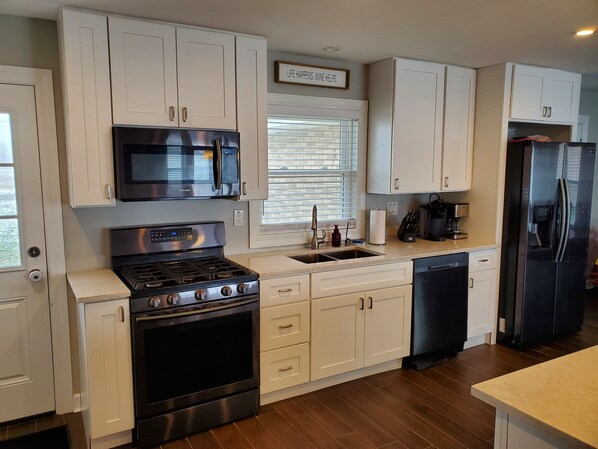 冰箱、微波炉、烤箱、炉灶