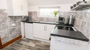 Cottage | Private kitchen | Fridge, electric kettle, toaster, cookware/dishes/utensils