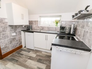 Casa de campo | Cocina privada | Frigorífico, hervidor eléctrico, tostadora y utensilios de cocina