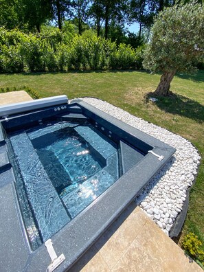 Bain à remous extérieur