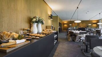 Petit déjeuner buffet (20 EUR par personne)