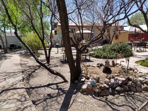 Outdoor dining - 2br 1ba house Mineral Hot Springs near Rio Grande sleeps 4 to 6 (Truth or Consequences)