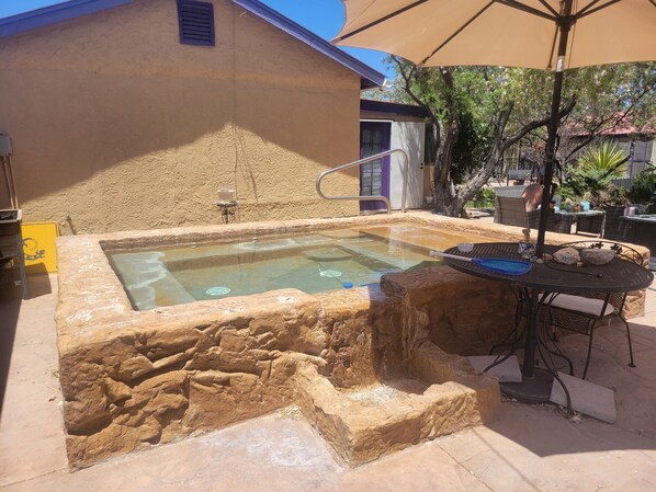 Outdoor spa tub - 2br 1ba house Mineral Hot Springs near Rio Grande sleeps 4 to 6 (Truth or Consequences)