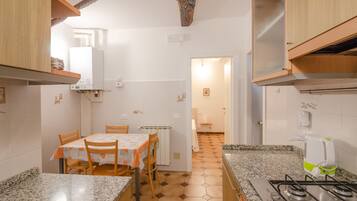 KĂŒhlschrank, Mikrowelle, Herdplatte, Wasserkocher mit Kaffee-/Teezubehör