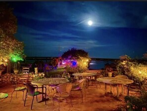 Outdoor dining - Relax by the sea! Bed & Breakfast room near Horseneck State Beach  (Westport)