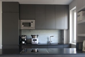 Kühlschrank, Mikrowelle, Ofen, Herdplatte