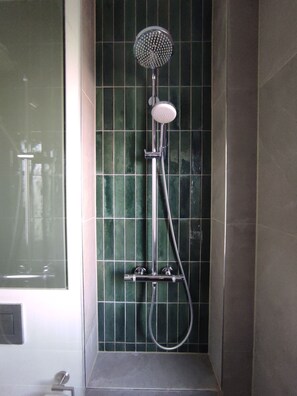 Shower, hair dryer, bidet, towels - Recently refurbished flat, very well connected and close to Mauerpark (Berlin)