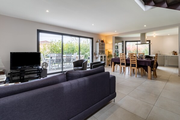 Fernseher, Stereoanlage