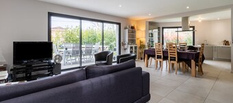 Les Arènes - Three Bedroom House, Sleeps 6