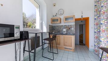 Réfrigérateur, micro-ondes, four, cafetiÚre/bouilloire