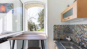 Réfrigérateur, micro-ondes, four, cafetiÚre/bouilloire