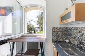 Fridge, microwave, oven, coffee/tea maker - La Tour du Castel Beach - 200m de la plage (Moëlan-sur-Mer)