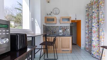 Réfrigérateur, micro-ondes, four, cafetiÚre/bouilloire