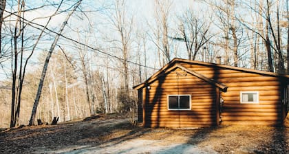 Cozy Updated Log Cabin with Mountain Views close to Monadnock
