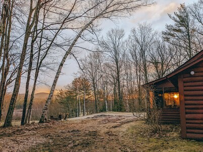 Cozy Updated Log Cabin with Mountain Views close to Monadnock