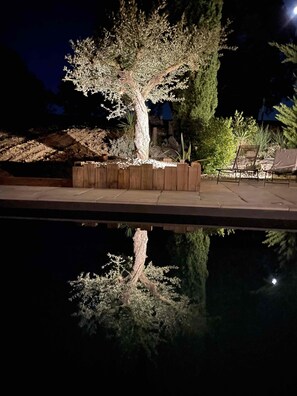Una piscina al aire libre, una piscina climatizada
