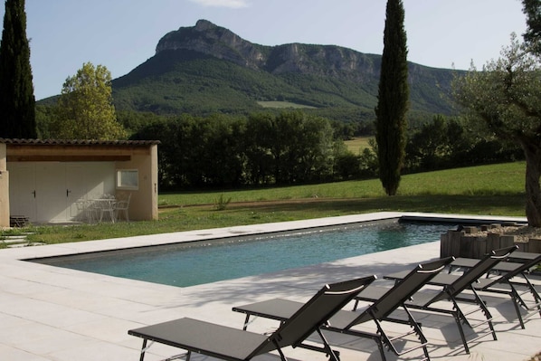 Una piscina al aire libre, una piscina climatizada