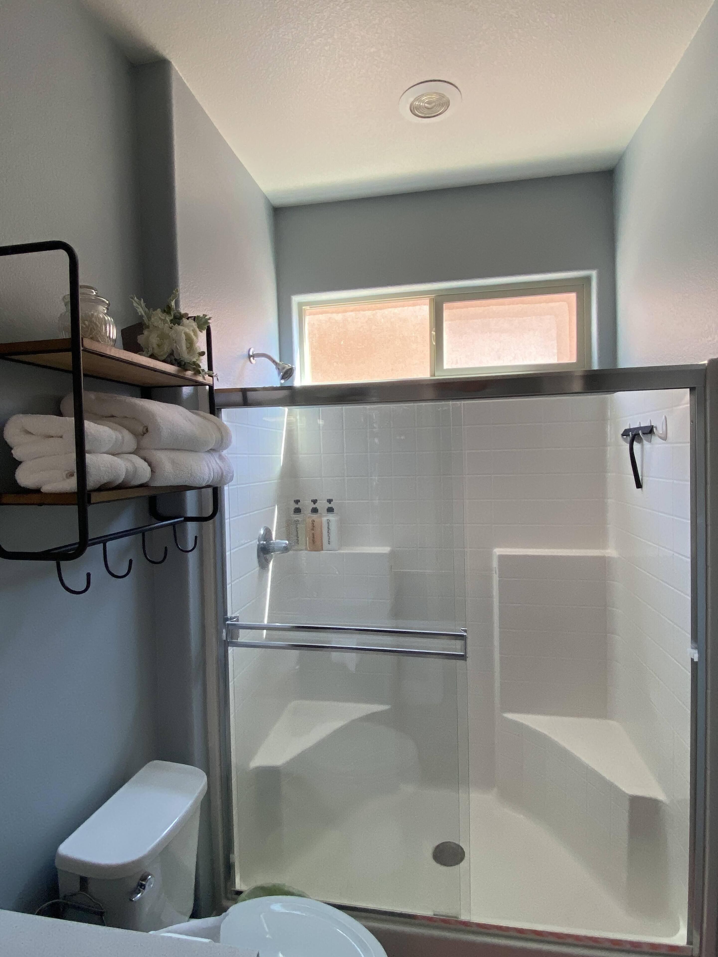 Douche, sèche-cheveux, serviettes fournies, savon