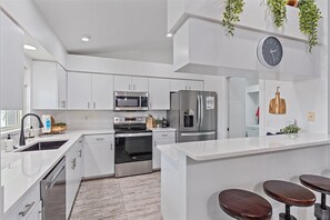 冰箱、微波炉、烤箱、炉灶