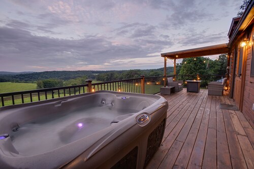 Remote Hideaway | Treehouse w/ HOT TUB, Views + Fire Pit!