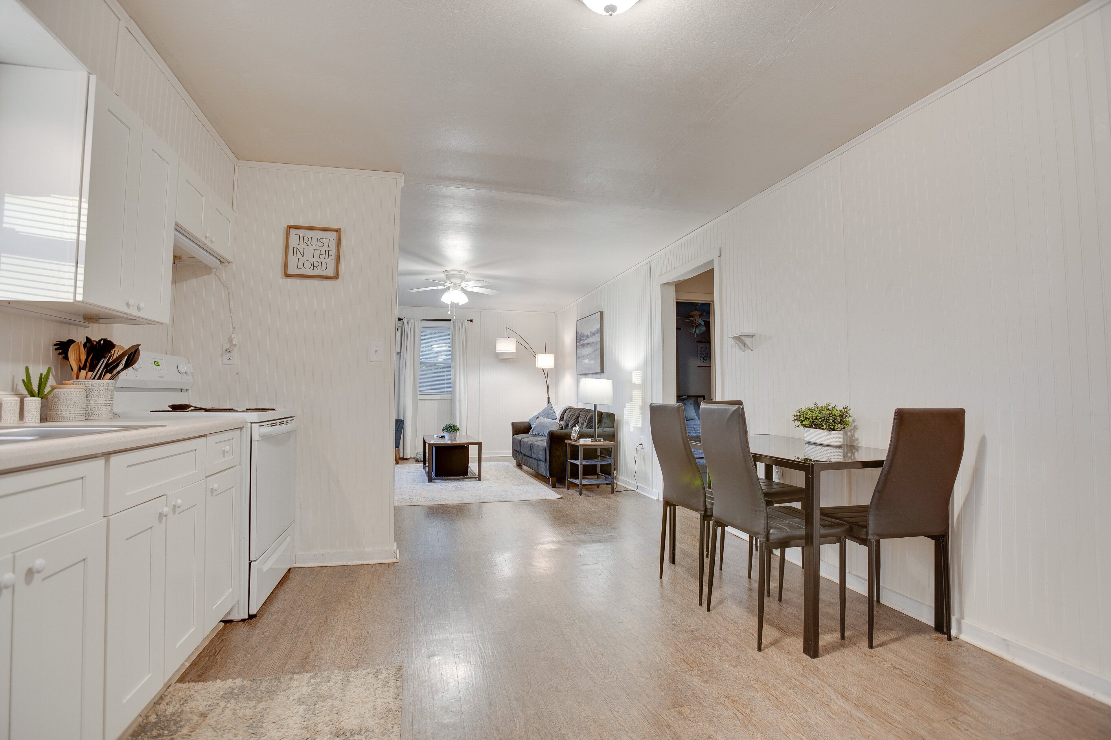 Remote Hideaway | Treehouse w/ HOT TUB, Views + Fire Pit!