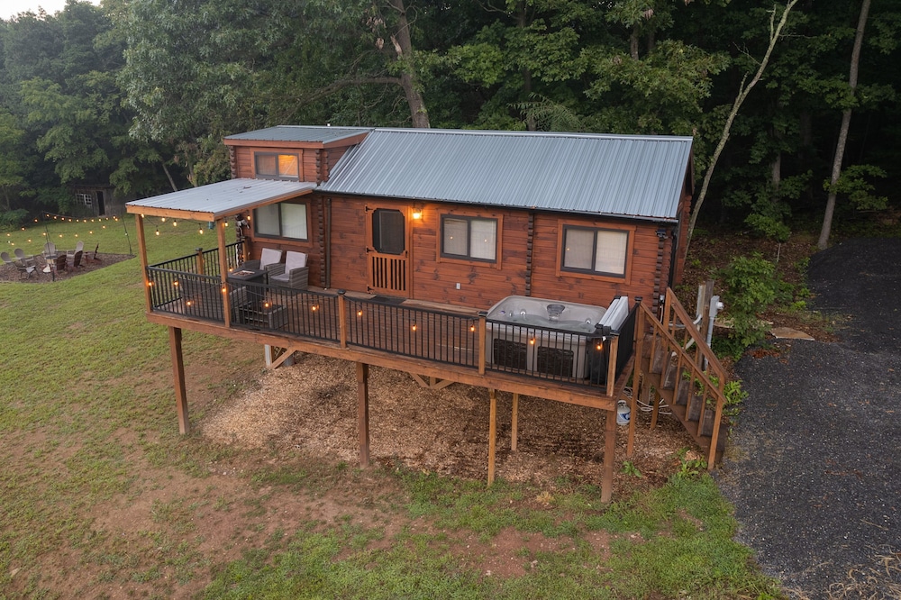 Remote Hideaway | Treehouse w/ HOT TUB, Views + Fire Pit!
