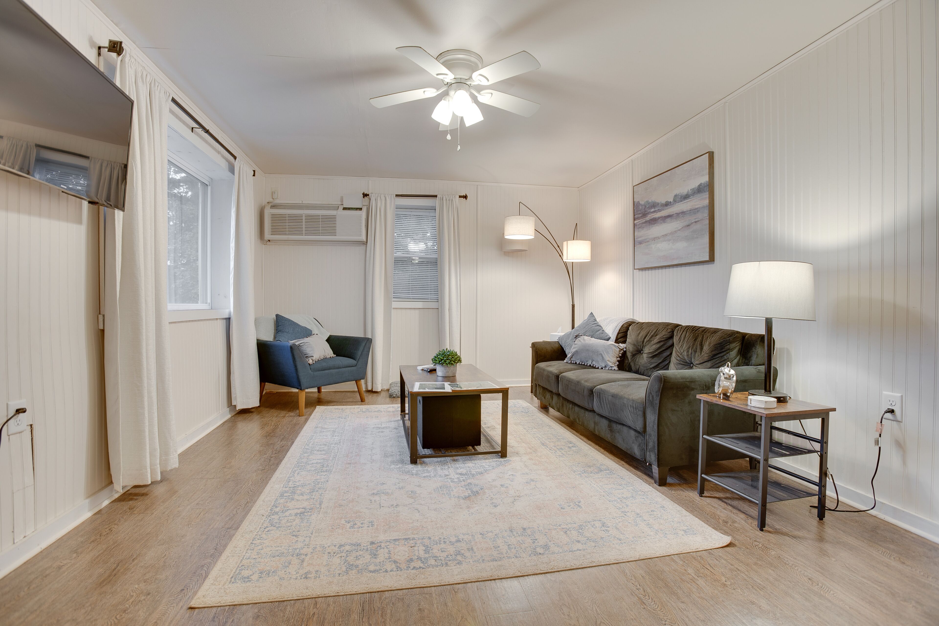 Remote Hideaway | Treehouse w/ HOT TUB, Views + Fire Pit!