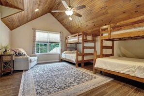 10 habitaciones, tabla de planchar con plancha, wifi y ropa de cama 