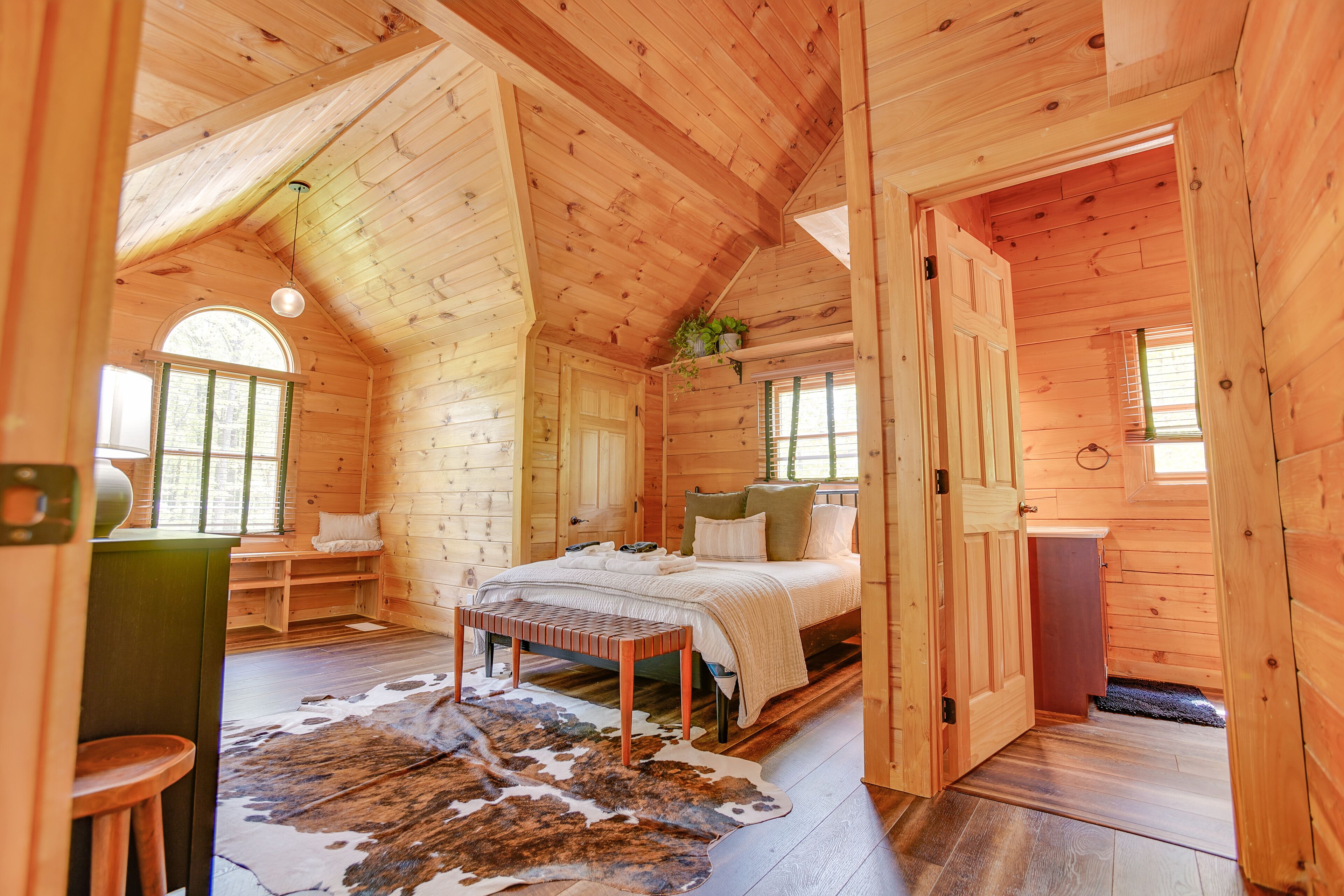6 bedrooms, iron/ironing board, WiFi, bed sheets