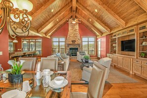 Televisión y chimenea 