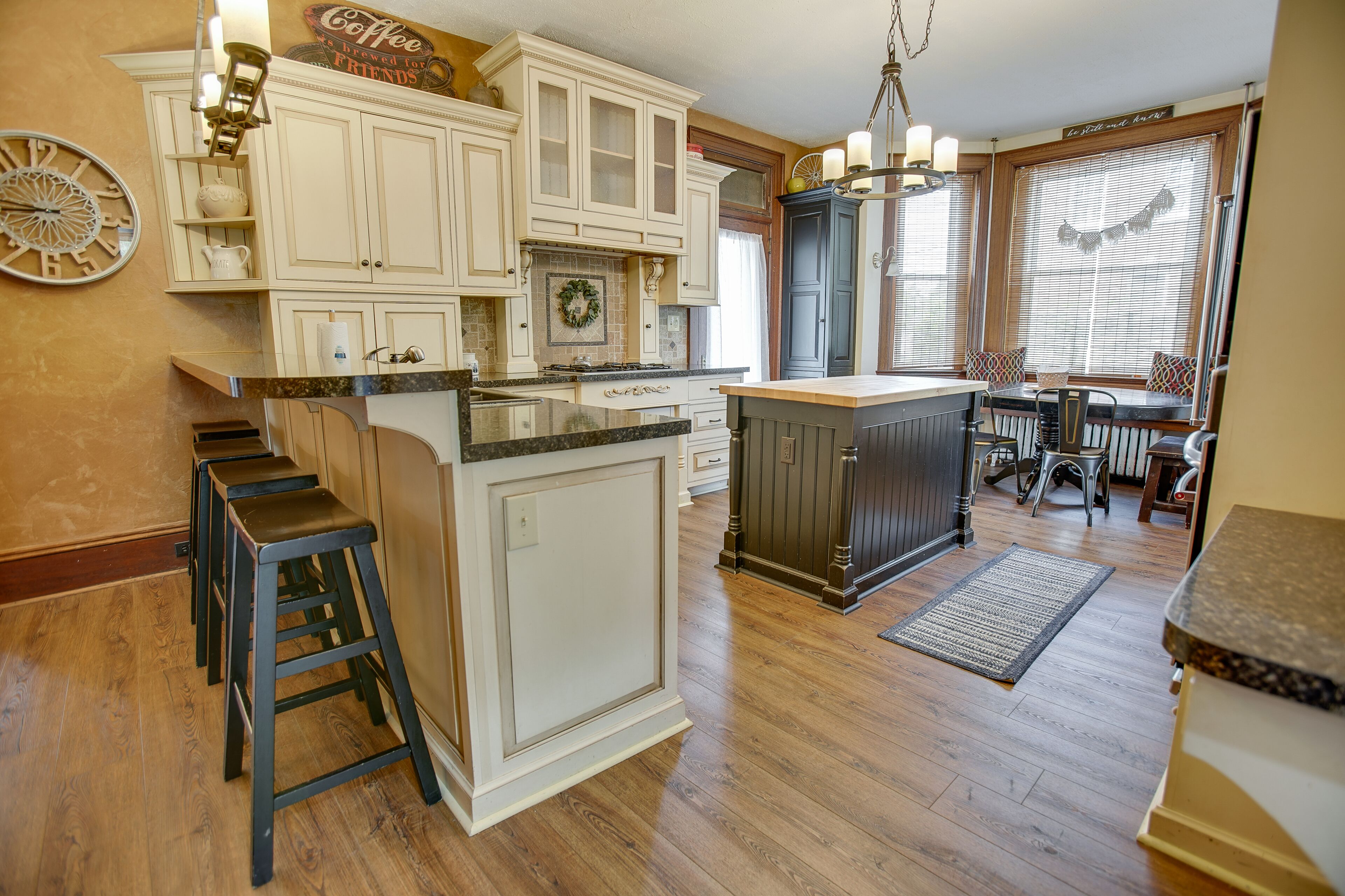 Craftsman on Main | HOT TUB + Game Room on Main Street!