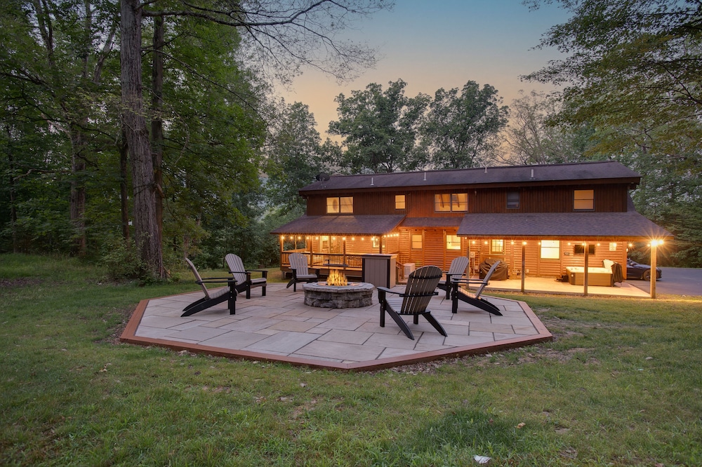 Fireside Cabin | HOT TUB w/ TV + Game Room!