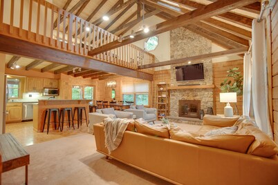 Fireside Cabin | HOT TUB, TV + Game Room!