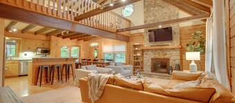 Fireside Cabin | HOT TUB, TV + Game Room!