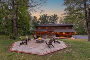 Terrace/patio - Fireside Cabin | HOT TUB, TV + Game Room! (Gaines)