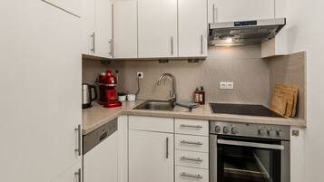Frigorífico, microondas, horno y placa de cocina