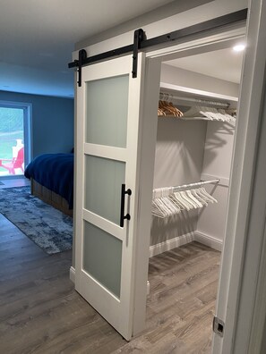 5 soverom, skrivebord, strykejern/-brett og reiseseng for barn