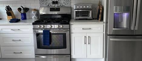 Refrigerador, microondas, horno y parrilla de estufa