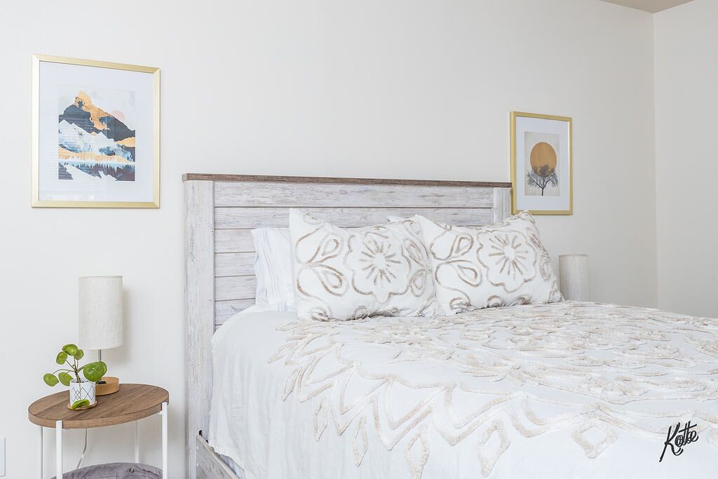 2 soveværelser, pengeskab på værelset, strygejern/strygebræt