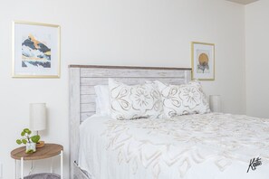 2 عدّة غرف نوم وخزنة داخل الغرفة ومكواة/لوح كي وسرير سفر