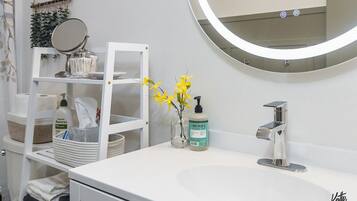 シャワー、ヘアドライヤー、タオル、石鹸